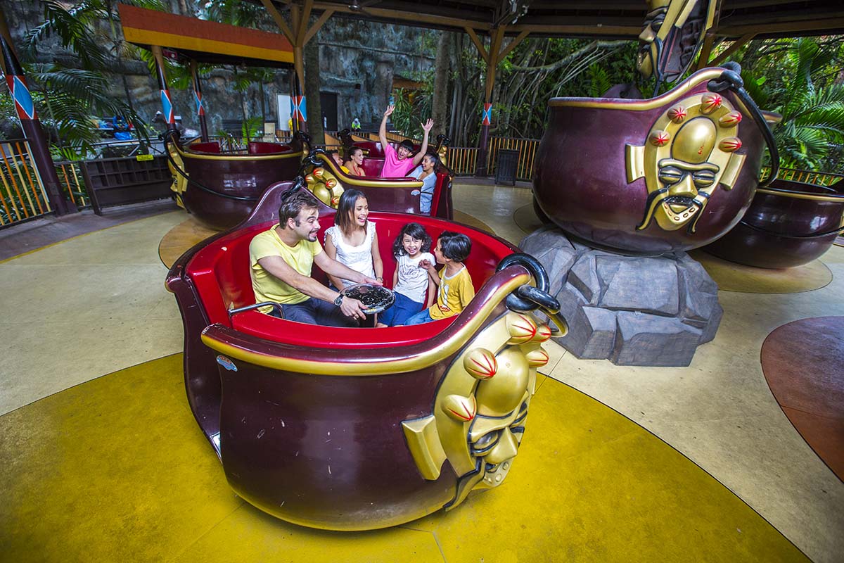 The Apache Pots go round and round and round and round! - Sunway Lagoon Theme Park