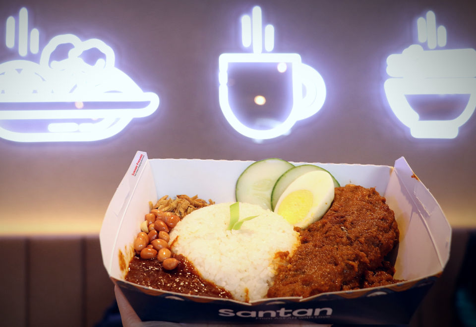 Air-Asia’s popular Pak Nasser’s nasi lemak has ‘landed’ at Santan, Sunway Pyramid!