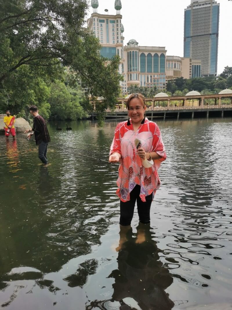 Sunway Lagoon surprised its white-handed gibbon princess, Pinky with a new house on a man-made island named Gibbon Island – Upcycled Floating Island!