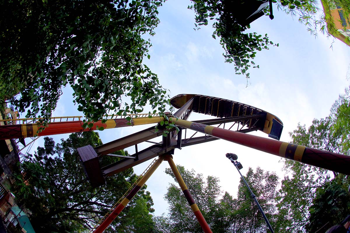 A view of Pirate’s Revenge ship stopping mid-air - Sunway Lagoon