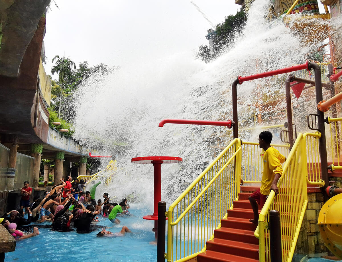 Get messy and green at the Great Slime Deluge at Spongebob’s Splash Adventure! The children’s delightful smiles, screams and giggles will certainly make your day worthwhile!