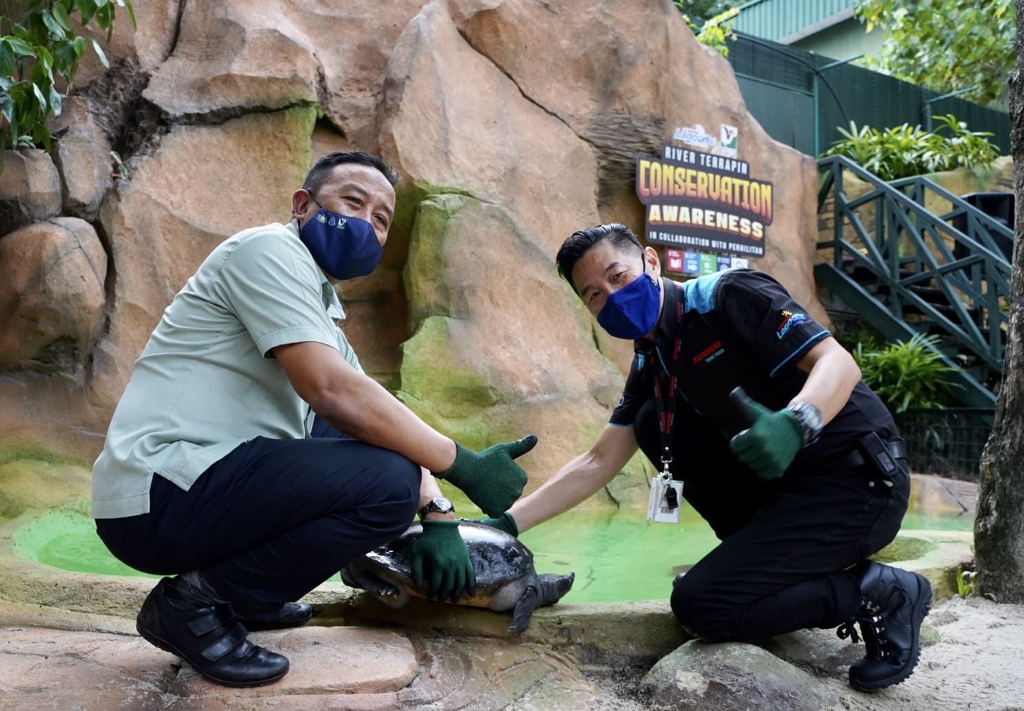 Thumbs up with YB Dato Abdul Kadir, Director of Perhilitan and Calvin Ho, Executive Director of Sunway Theme Parks!