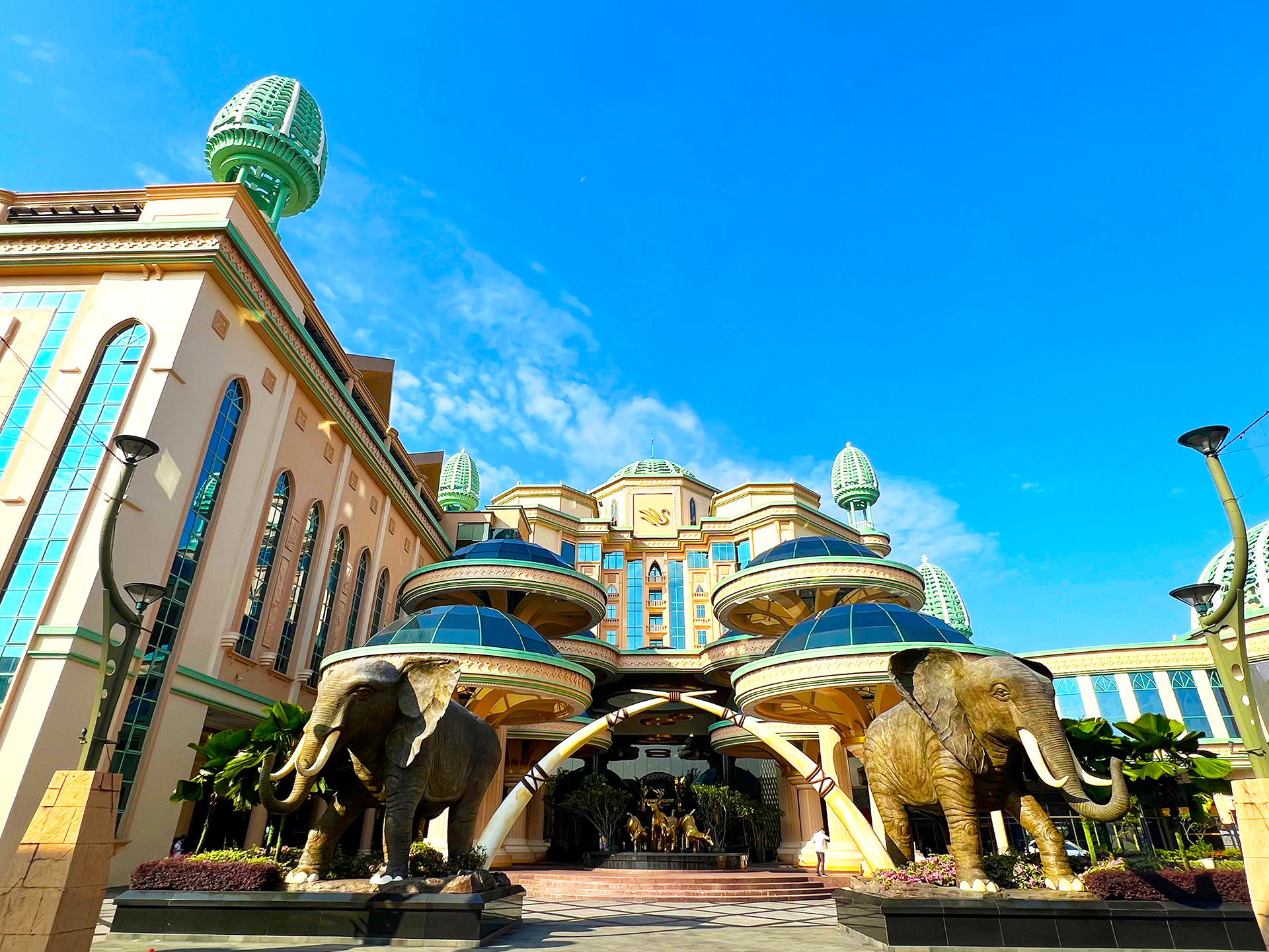 Sunway Resort Hotel welcomes you with the grandest entrance upon your arrival. 